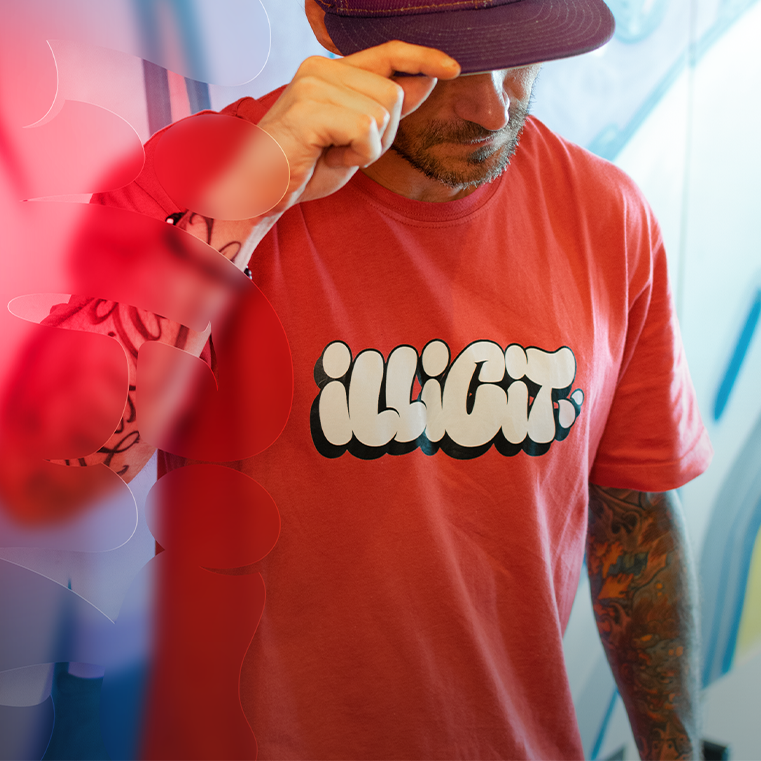 Playera ILLICIT x Motick